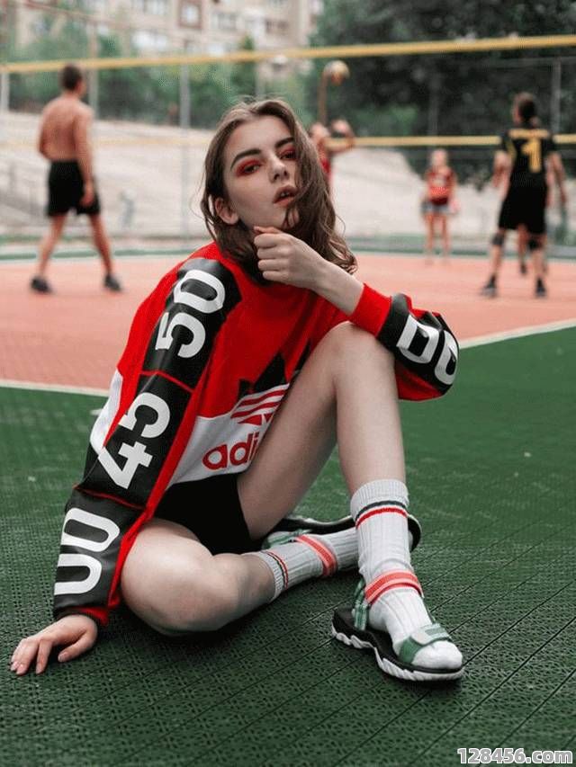 女士短裤配足球袜真的好看吗？时尚穿搭新趋势解析